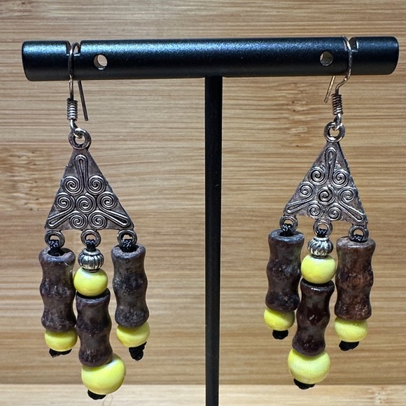 🌸Artisan Yellow and Brown Beaded Earrings - Picture 2 of 3